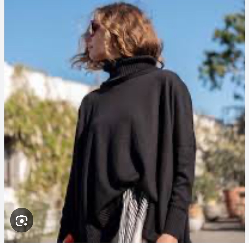 Women’s Mersea One Size Black Turtleneck split hem three quarter sleeves ribbed